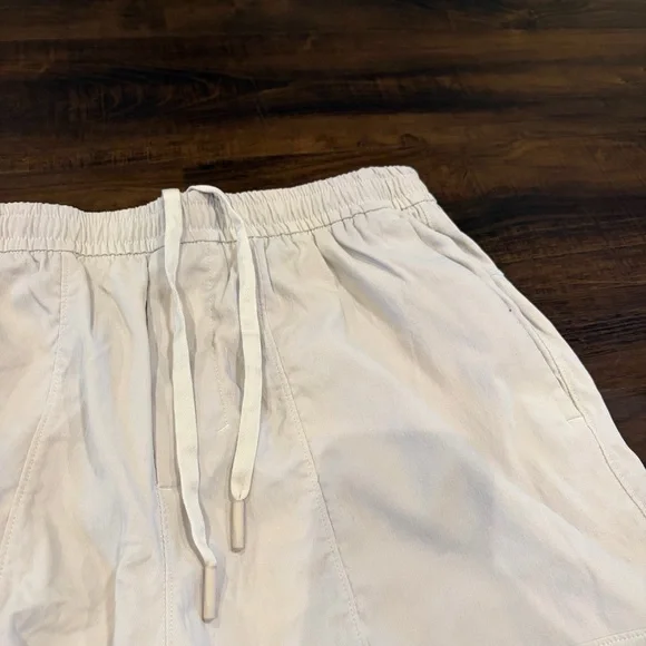 Lululemon Cream Stretch Twill Shorts L - Picture 3 of 6